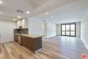1070 S Bedford St in Los Angeles, CA - Building Photo