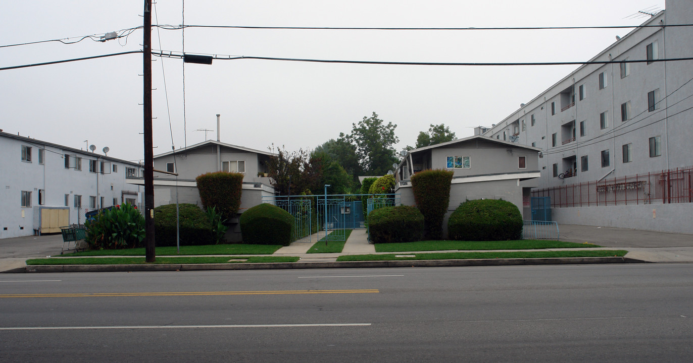 Alana Apartments in Van Nuys, CA - Building Photo