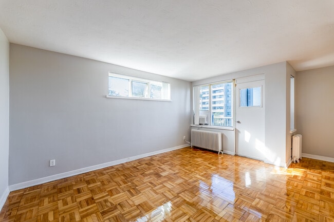 Ashby Apartments in Toronto, ON - Building Photo - Interior Photo