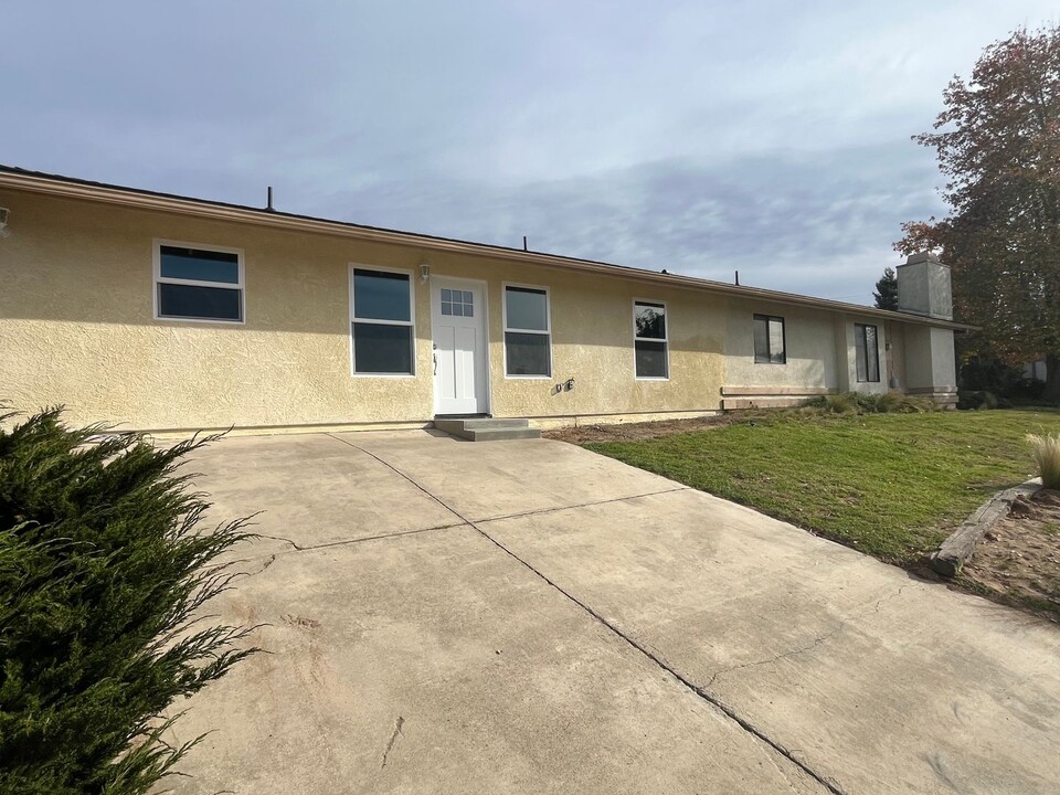 1547 Tiffany Park Cir in Santa Maria, CA - Building Photo