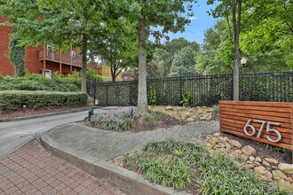 675 Greenwood Ave NE in Atlanta, GA - Foto de edificio - Building Photo