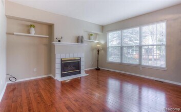 38476 Lynwood Ct in Farmington Hills, MI - Foto de edificio - Building Photo
