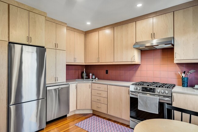 68 Dartmouth St, Unit 3 in Belmont, MA - Foto de edificio - Building Photo