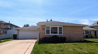 2165 N Westmoreland Dr in Palatine, IL - Building Photo