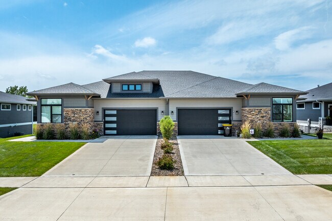 Indi Run Townhomes in Waukee, IA - Building Photo - Building Photo