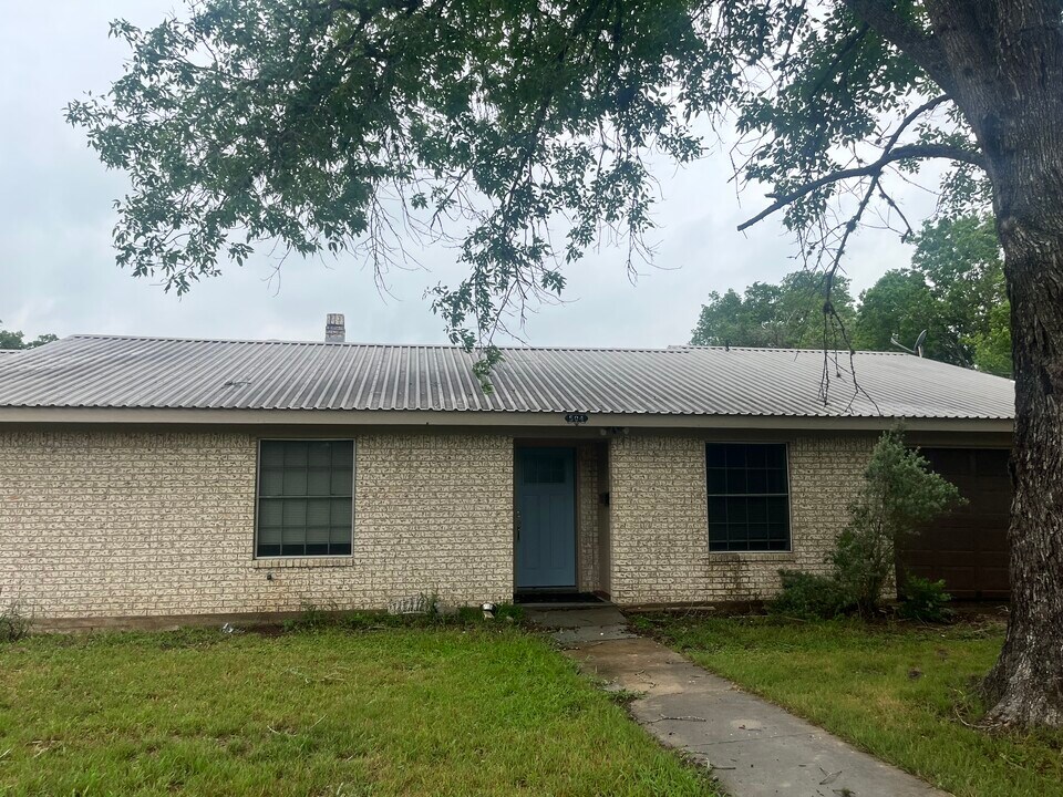 504 Kessler St in Hallettsville, TX - Building Photo