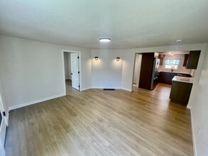 7227 SE Harney St in Portland, OR - Foto de edificio - Building Photo