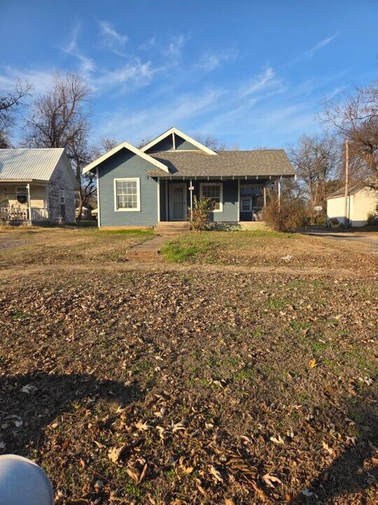 605 Ivanhoe St in Perry, OK - Building Photo