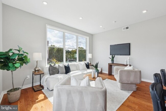 100 Forrest Ave in Narberth, PA - Foto de edificio - Building Photo