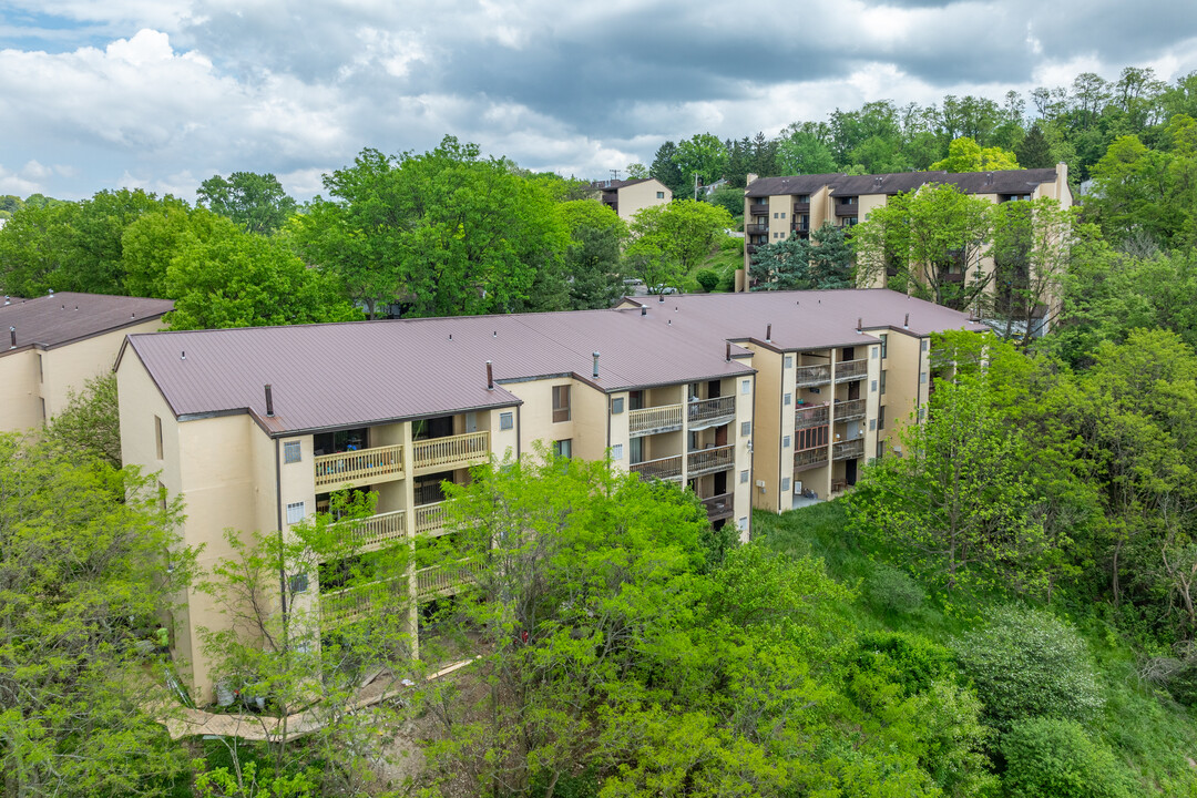 2034 Swallow Hill Rd in Pittsburgh, PA - Foto de edificio