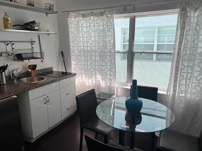 1555 Pennsylvania Ave, Unit 10 in Miami Beach, FL - Foto de edificio - Building Photo