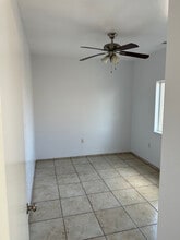 2215 E Tyler Ave, Unit A in Fresno, CA - Foto de edificio - Building Photo