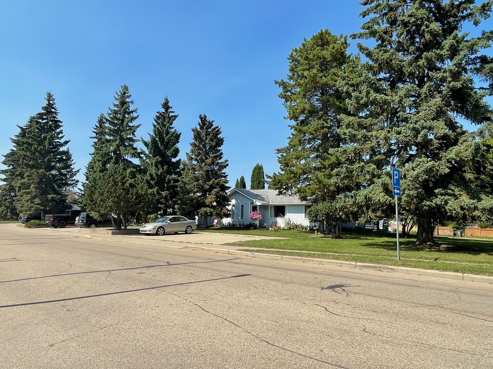 18 Saskatchewan Av in Devon, AB - Building Photo