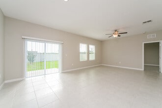 353 Kenilworth Dr in Kissimmee, FL - Building Photo - Building Photo