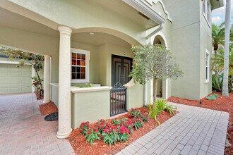 127 Via Castilla in Jupiter, FL - Foto de edificio - Building Photo