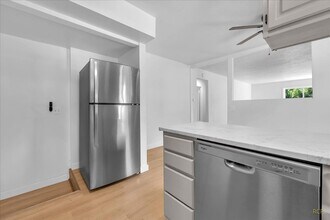 9710 S Corbett Ln in Portland, OR - Building Photo - Building Photo