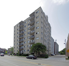 Villager Apartments in Shorewood, WI - Foto de edificio - Building Photo