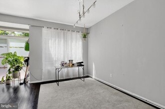 313 Sage Ln in Philadelphia, PA - Building Photo - Building Photo