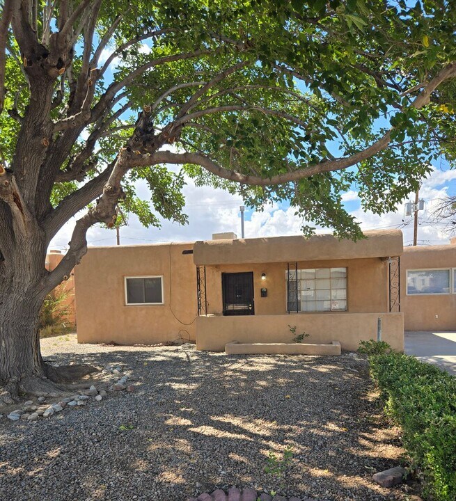 2713 Hermosa Dr NE in Albuquerque, NM - Building Photo