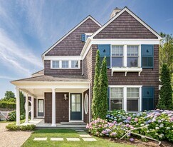 118 Burnett St in Southampton, NY - Building Photo