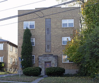 5664 Montgomery Rd in Cincinnati, OH - Foto de edificio - Building Photo