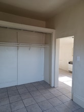 1251 E 59th Pl in Los Angeles, CA - Foto de edificio - Building Photo