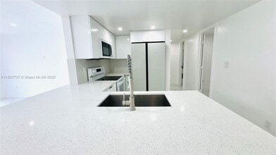 9375 Fontainebleau Blvd in Miami, FL - Building Photo - Building Photo