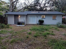 213 W Cleveland St in Apopka, FL - Building Photo