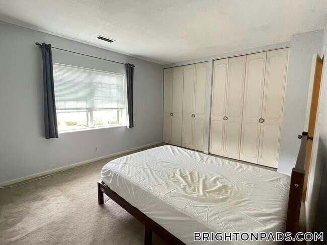 30 Lake Shore Ct, Unit 4 in Boston, MA - Foto de edificio - Building Photo