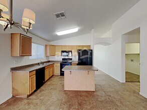 16200 W Mauna Loa Ln in Surprise, AZ - Foto de edificio - Building Photo