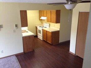 Walnut Manor Apartments in Ravenna, OH - Building Photo - Building Photo