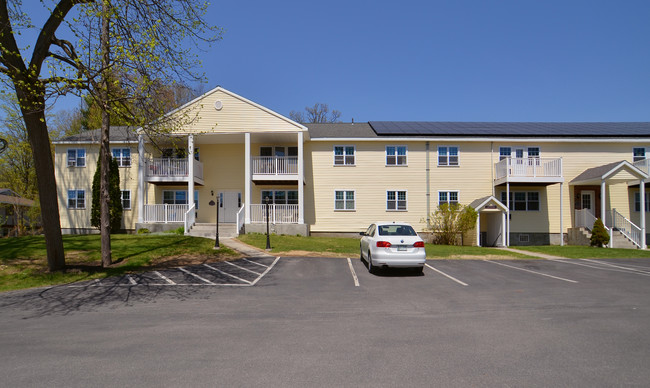 Saratoga Garden Apartments in Saratoga Springs, NY - Foto de edificio - Building Photo