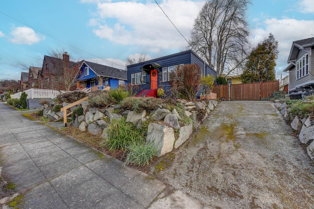7042 10th Ave NW in Seattle, WA - Building Photo