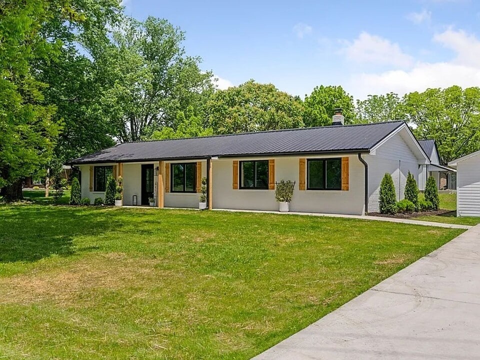 202 E McCormick Rd in Livingston, TN - Building Photo