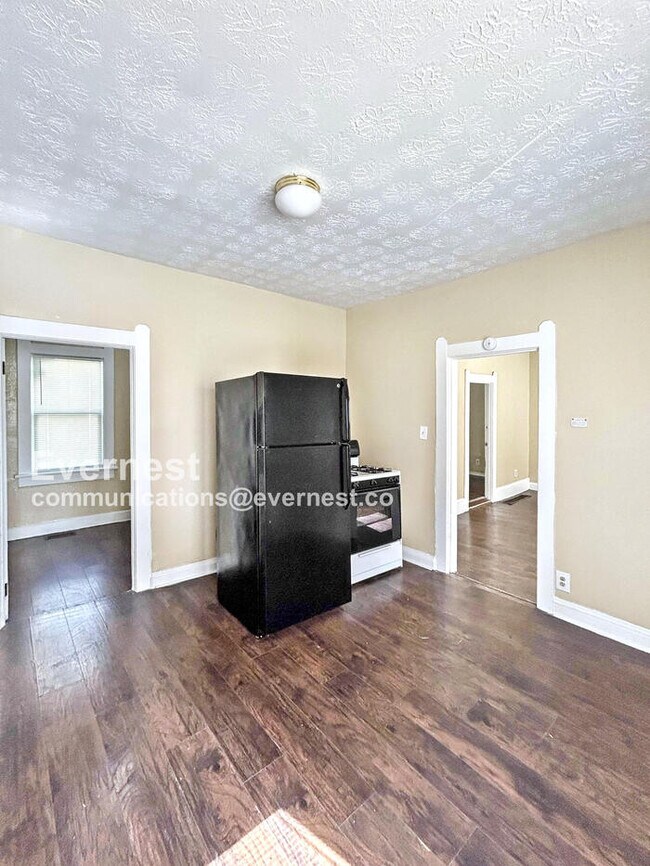 1100 E 74th St in Cleveland, OH - Building Photo - Building Photo