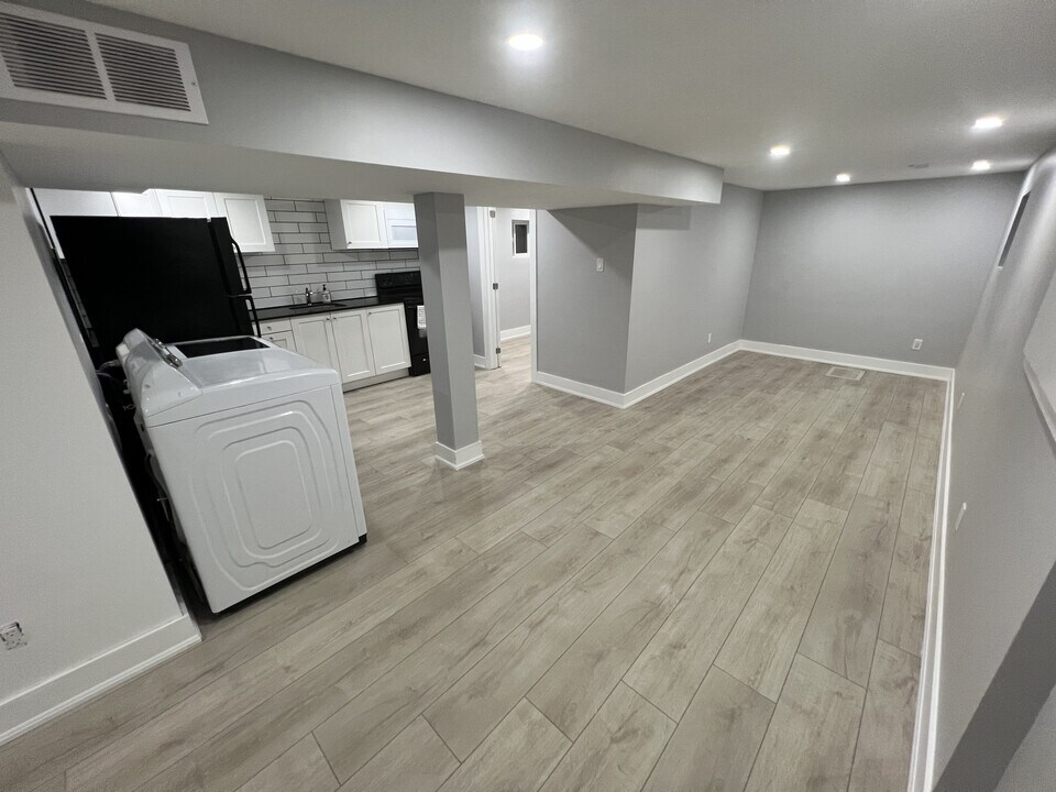 2 Fairglen Cres in Toronto, ON - Building Photo
