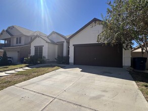 324 Silverleaf Oak in Laredo, TX - Foto de edificio - Building Photo