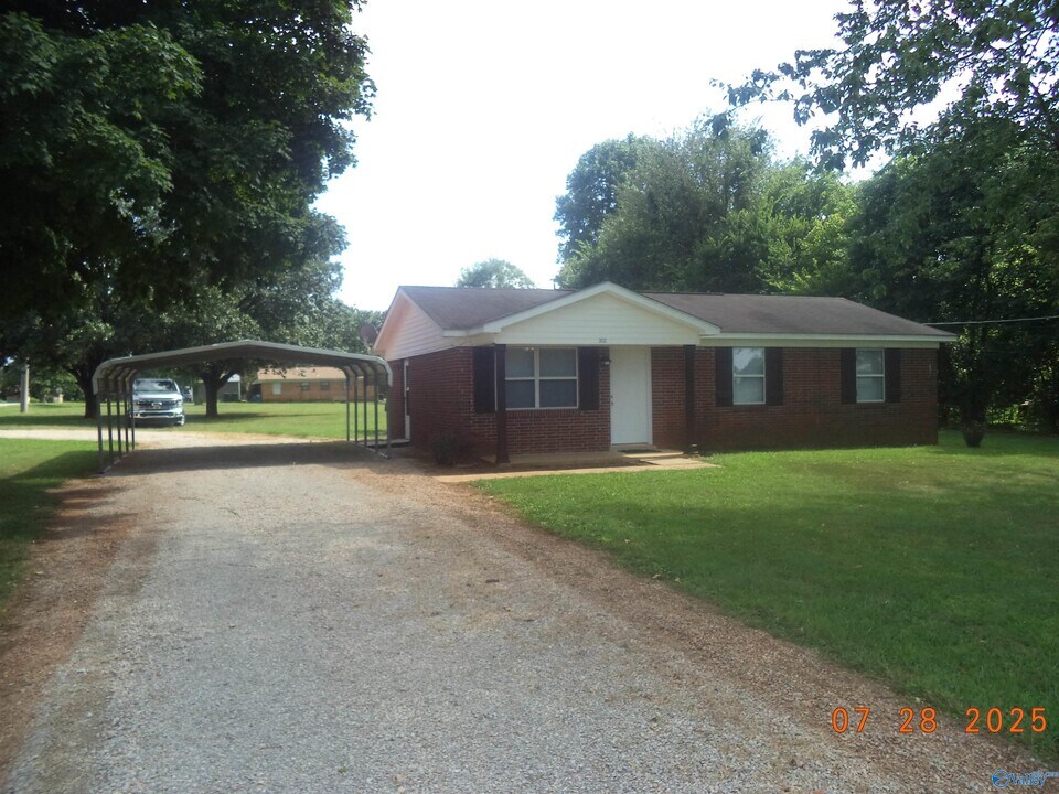 302 Joe Quick Rd in Hazel Green, AL - Building Photo