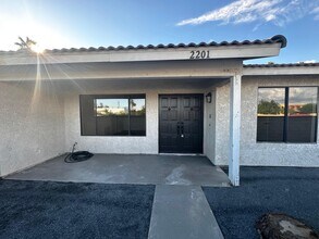 2201 N Farrell Dr in Palm Springs, CA - Building Photo - Building Photo