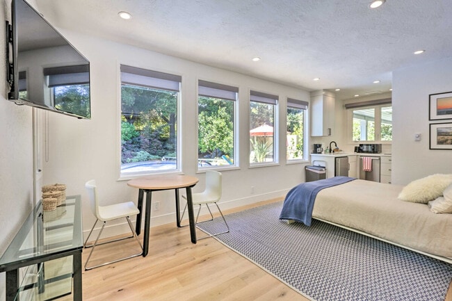 155 E Creek Dr in Menlo Park, CA - Building Photo - Building Photo