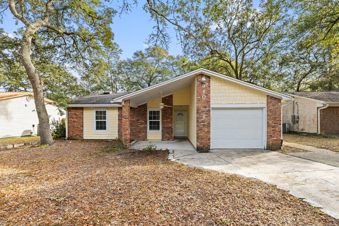 310 Goldenrod Ct in Niceville, FL - Building Photo