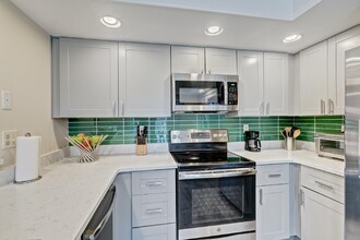 12079 Basin St W in Wellington, FL - Foto de edificio - Building Photo