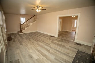 927 E Dunklin St in Jefferson City, MO - Building Photo - Building Photo