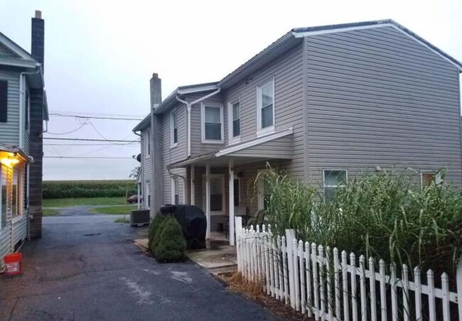 48 N Sheridan Rd, Unit 48 in Newmanstown, PA - Foto de edificio - Building Photo