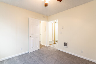 Tournament Patio Apartments in Torrance, CA - Building Photo - Interior Photo