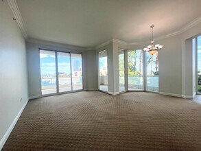 2777 Paradise Rd in Las Vegas, NV - Building Photo - Building Photo