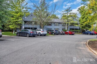 604 Woodhaven Dr in Edison, NJ - Building Photo - Building Photo