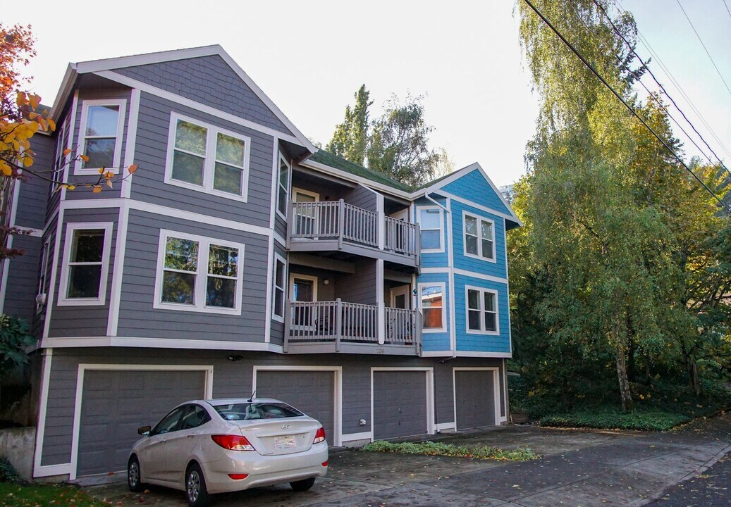 228 SW Meade St in Portland, OR - Building Photo