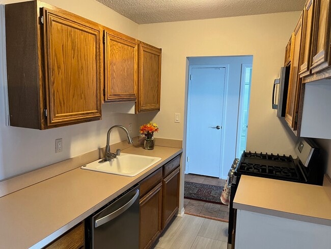 501 Slaters Ln in Alexandria, VA - Foto de edificio - Building Photo