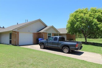 211 Skylark Ct in Norman, OK - Building Photo - Building Photo